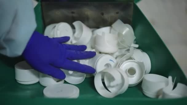 Tangan Perempuan Close Menempatkan Sampah Plastik Putih Peralatan Pada Stasiun — Stok Video