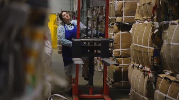 Amplo Tiro Mulher Focada Pensativa Bombeando Elevador Carga Estação Reciclagem — Vídeo de Stock