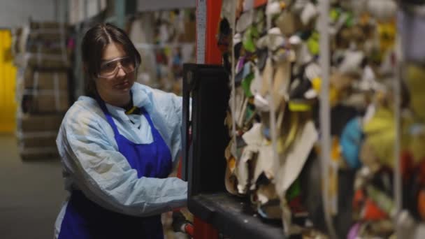 Portrait Einer Konzentrierten Frau Die Sich Inneren Eines Sortierten Papierkorbs — Stockvideo