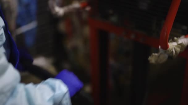 Eine Arbeiterin Großaufnahme Pumpt Einen Gabelstapler Zeitlupe Auf Eine Recyclingstation — Stockvideo