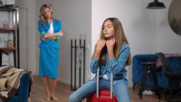 Retrato Menina Adolescente Triste Sentado Saco Viagem Vermelho Olhando Para — Vídeo de Stock