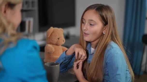 Retrato Encantadora Filha Adolescente Conversando Com Mãe Irreconhecível Bebendo Chá — Vídeo de Stock