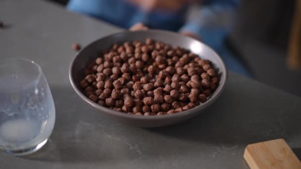 Kapalı Kâse Kuru Kahvaltı Çikolatayla Sütü Karıştıran Genç Kadın Eli — Stok video