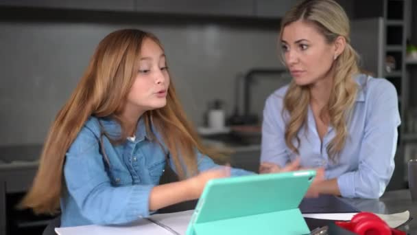 Naštvaná Rozzlobená Puberťačka Ukazuje Prstem Digitální Tablet Sedící Mladou Ženou — Stock video