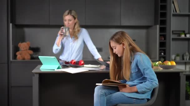 Συγκεντρωμένη Έφηβη Διαβάζοντας Βιβλίο Γυναίκα Πίνοντας Καφέ Στο Παρασκήνιο Περνώντας — Αρχείο Βίντεο