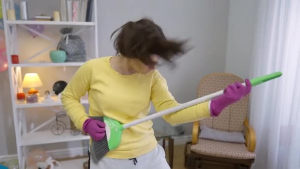 Femeie Tânără Veselă Fără Griji Care Distrează Curățând Casa Interior — Videoclip de stoc