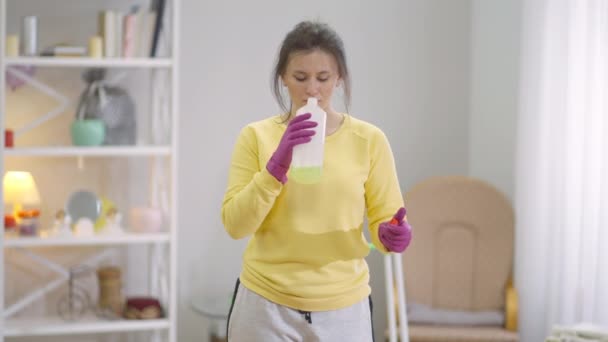 Νεαρή Γυναίκα Μυρίζει Απορρυπαντικό Καθαρισμού Κάνοντας Αηδία Έκφραση Προσώπου Κλείσιμο — Αρχείο Βίντεο