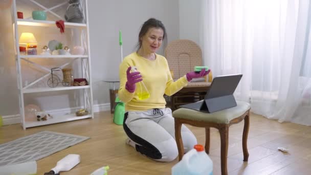 Mulher Jovem Confiante Blogando Tiktok Publicidade Limpeza Agente Limpeza Casa — Vídeo de Stock