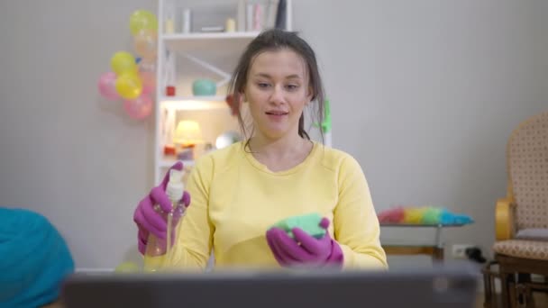 Visão Frontal Mulher Alegre Acenando Laptop Derramando Detergente Esponja Falando — Vídeo de Stock