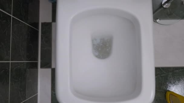 Draufsicht Spritzwasser Toilettenschüssel Mit Waschmittel Nahaufnahme Reinigung Von Sanitärbeschlägen Bad — Stockvideo