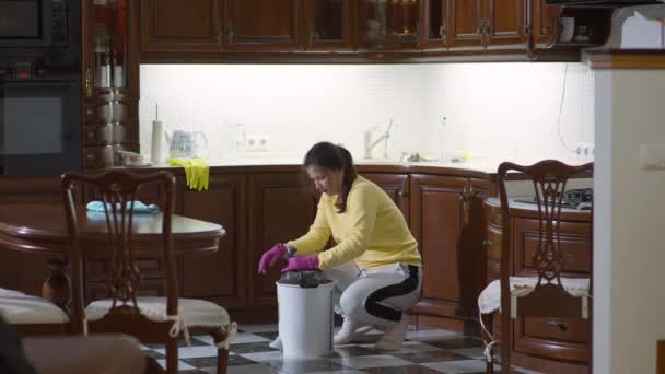 Młoda Gospodyni Domowa Wyrzucająca Śmieci Kuchni Szeroki Portret Pewnej Siebie — Wideo stockowe