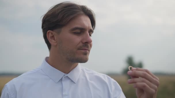 행복한 남자는 자신감있는 사랑하는 코카서스 사람의 클로즈업 초상화 구름이 야외에 — 비디오