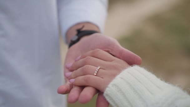 Närbild Kvinnlig Hand Med Förlovningsring Och Manliga Fingrar Smekande Handflatan — Stockvideo