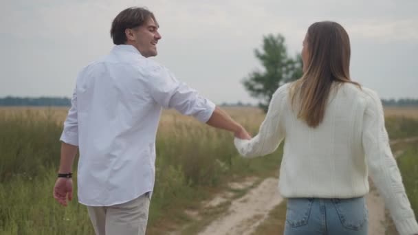 Dışarıda Bir Kadınla Yürüyen Mutlu Bir Adam Eşinin Elini Ağır — Stok video