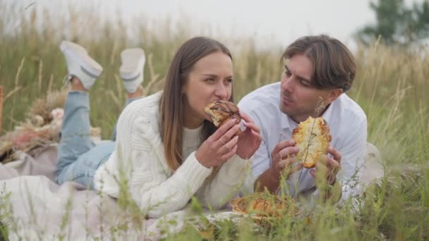Glada Man Och Kvinna Äter Croissanter Liggande Filt Höst Fält — Stockvideo