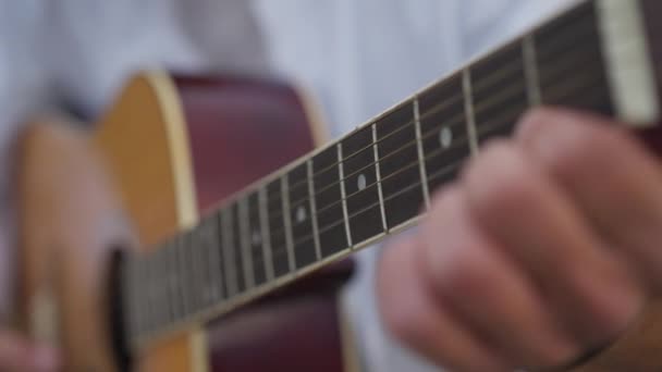 Großaufnahme Männliche Hände Die Zeitlupe Gitarrengreifbrett Spielen Nahaufnahme Junger Nicht — Stockvideo