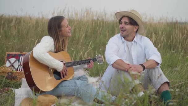 Femeie Talentată Cântând Chitară Bărbat Priceput Cântând Mișcare Lentă Zâmbind — Videoclip de stoc