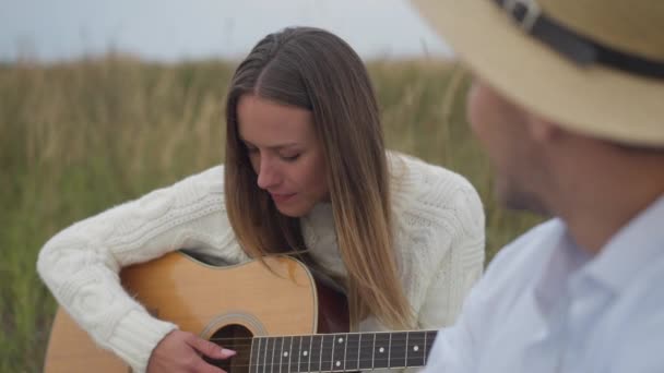 Portret Młodej Białej Kobiety Grającej Gitarze Zwolnionym Tempie Podziwiającej Mężczyznę — Wideo stockowe