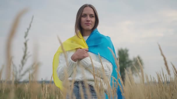 Retrato Tiro Mediano Una Hermosa Mujer Caucásica Confiada Con Bandera — Vídeo de stock
