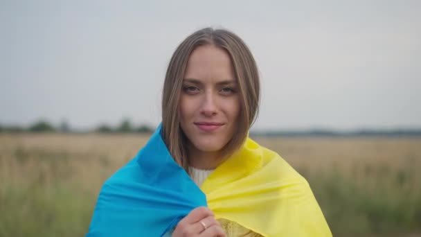 Уверенная Себе Женщина Кладет Украинский Флаг Плечи Улыбаясь Глядя Камеру — стоковое видео