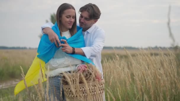 Homem Amoroso Cobrindo Mulher Com Bandeira Ucraniana Beijando Bochecha Câmera — Vídeo de Stock