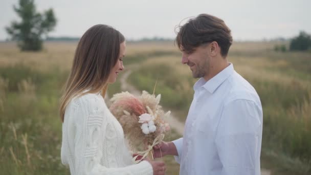 Boční Pohled Usmívající Muž Podzimní Kytice Šťastnou Ženu Objímající Partnera — Stock video