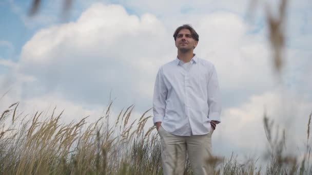 Potret Pemuda Tampan Yang Percaya Diri Berdiri Musim Gugur Diajukan — Stok Video
