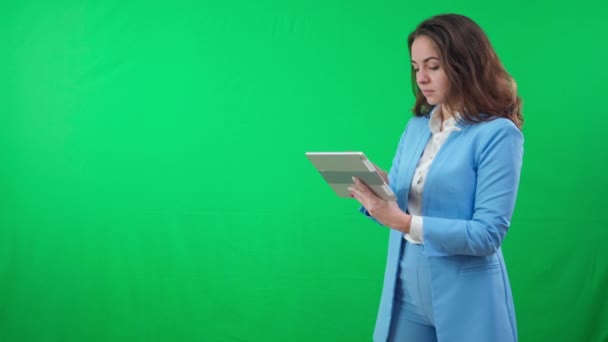 Intelligente Succesvolle Mooie Vrouw Aan Rechterkant Chromakey Achtergrond Scrollen Digitale — Stockvideo