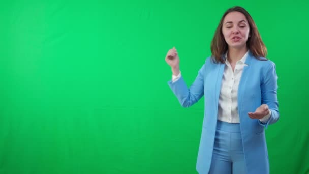 Pengusaha Wanita Muda Yang Percaya Diri Melihat Gerakan Kamera Disamping — Stok Video