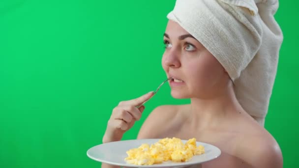 Mujer Delgada Joven Con Plato Tortilla Que Muerde Tenedor Mirando — Vídeo de stock