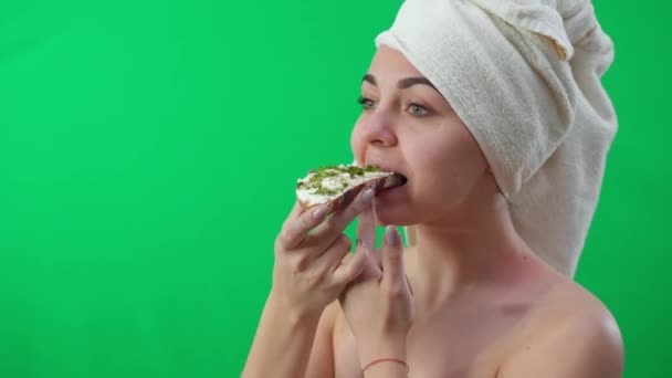 Närbild Nöjd Ung Kvinna Äter Läckra Smörgås Och Tittar Kameran — Stockvideo