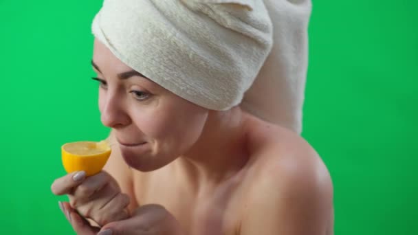 수건에 배경에 레몬을 크로마키에서 감귤류 과일을 카메라를 즐거운 코카서스 여성의 — 비디오