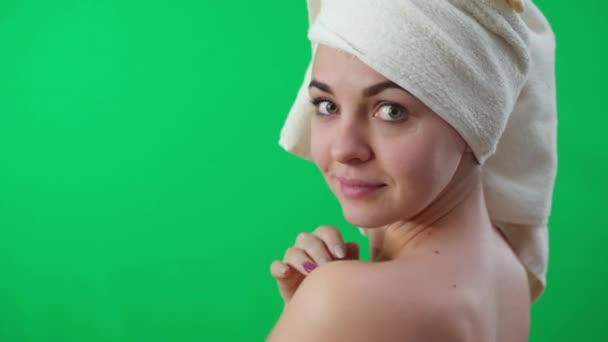 뒤보기 카메라를 피부를 만지는 수건에 매혹적인 슬림의 클로즈업 초상화 Chromakey — 비디오