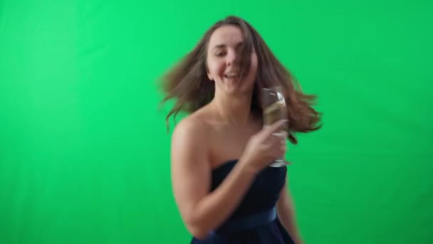 Retrato Una Joven Confiada Sonriente Bailando Girando Fondo Pantalla Verde — Vídeos de Stock