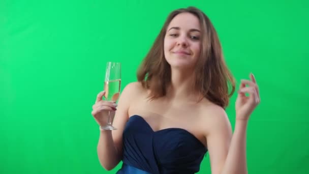 Μεθυσμένη Μεθυσμένη Νεαρή Γυναίκα Ποτήρι Σαμπάνιας Κοιτάζοντας Την Κάμερα Χορεύει — Αρχείο Βίντεο