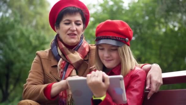 Positiv Senior Kvinna Och Tonåring Flicka Rulla Sociala Medier App — Stockvideo