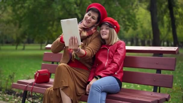 Pewna Siebie Elegancka Kaukaska Babcia Wnuczka Robiące Selfie Cyfrową Aplikacją — Wideo stockowe