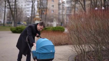 Bulutlu bir sabahta sonbahar parkında yürüyen yorgun ve titreyen bir adamın portresi. Ağlayan yeni doğmuş çocuğuyla yorgun, beyaz bir babası var.