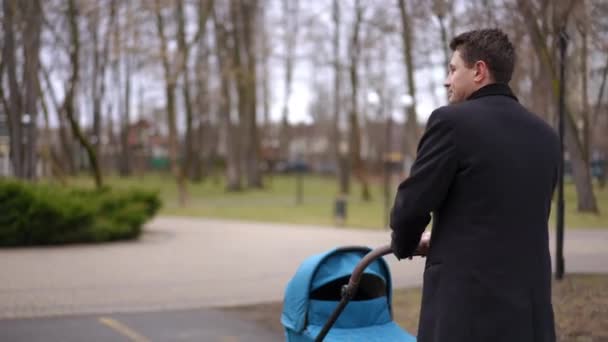 Live Camera Volgt Blanke Man Wandelen Met Een Kinderwagen Aan — Stockvideo
