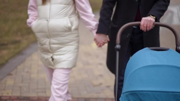 Blå Barnvagn Till Höger Med Suddigt Kärleksfullt Par Som Håller — Stockvideo