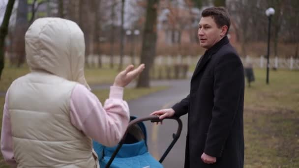 Bebek Arabasıyla Giden Bir Adamla Tartışan Tanınmayacak Kadar Sinirli Bir — Stok video