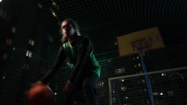 Potret Dari Olahragawan Muda Kaukasia Positif Memantul Bola Basket Lapangan — Stok Video