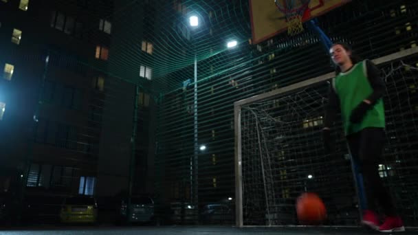 Mladý Fit Muž Vstupující Sportovní Hřiště Skákání Basketbal Ztrácí Vybavení — Stock video
