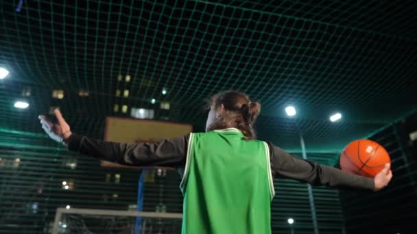 Vue Dos Jeune Homme Étirant Les Mains Avec Ballon Basket — Video