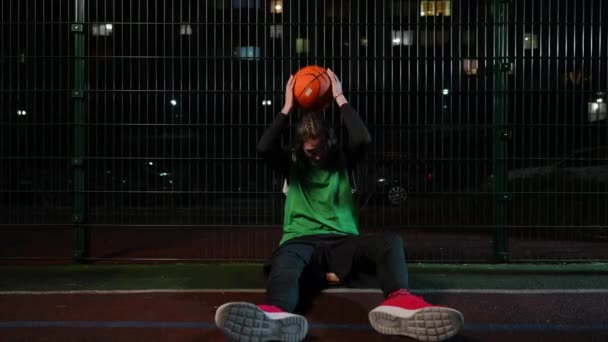 Vooraanzicht Wide Shot Jonge Fitte Man Plaatst Basketbal Achter Hoofd — Stockvideo