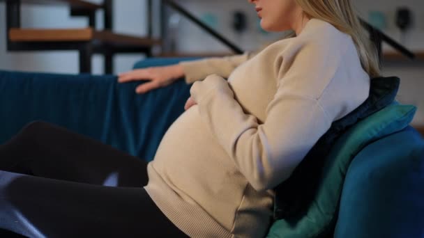 Sidovy Oigenkännlig Gravid Ledsen Ung Kvinna Suckar Smekande Mage Liggande — Stockvideo