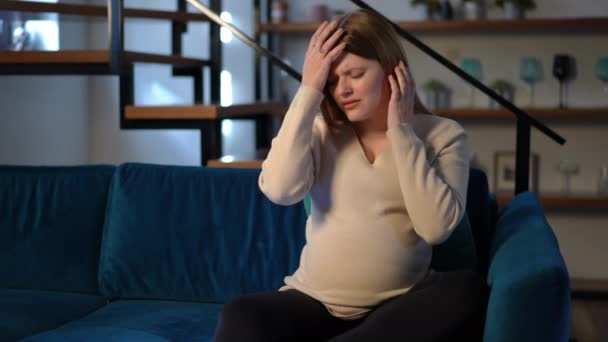 Νεαρή Έγκυος Γυναίκα Ημικρανία Κρατώντας Κεφάλι Στα Χέρια Λυπημένη Έκφραση — Αρχείο Βίντεο