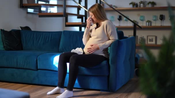 Bred Sköt Ung Gravid Kvinna Gråter Torka Tårar Med Vävnad — Stockvideo