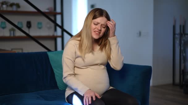 Średni Portret Atrakcyjnej Kobiety Ciąży Silnym Bólem Głowy Siedzącej Kanapie — Wideo stockowe