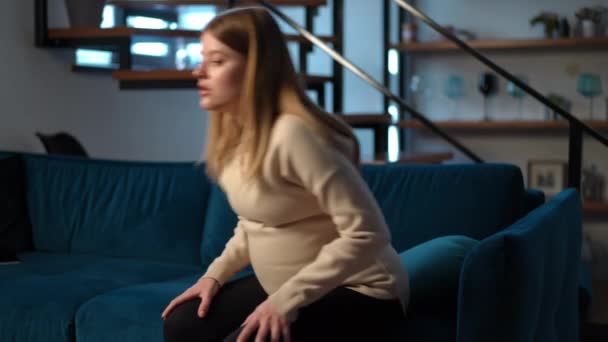Młoda Kobieta Siedząca Kanapie Silnym Bólem Brzucha Ciąży Portret Smutnego — Wideo stockowe